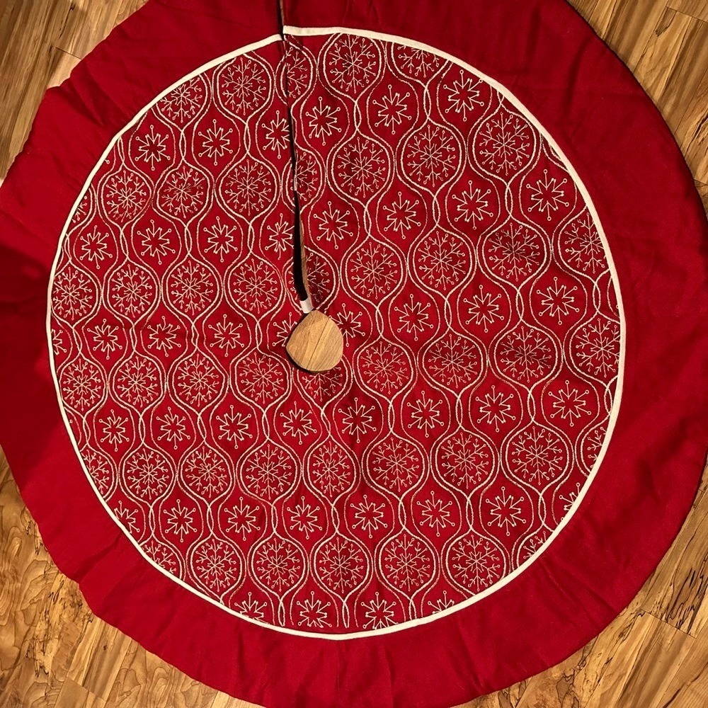 VTG Metallic Christmas🎄 tree skirt 56 inch padded beautiful!‎